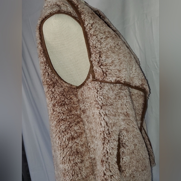 𝅺davi & Dani sherpa Fuzzy super soft Vest with Faux Leather Trim size Medium - Picture 6 of 10